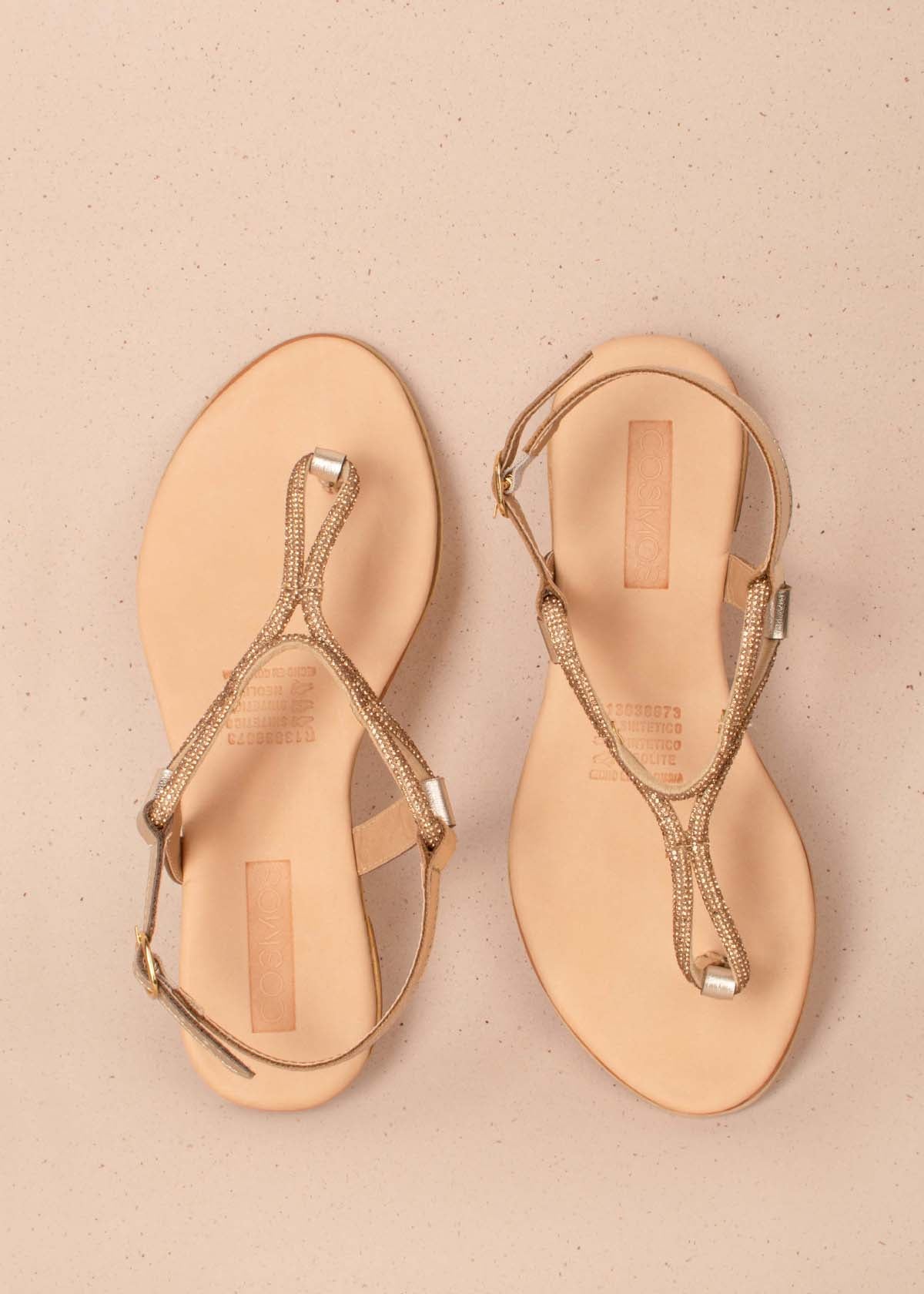 Sandalias planas tres puntadas color dorado con aplique de piedras 104121