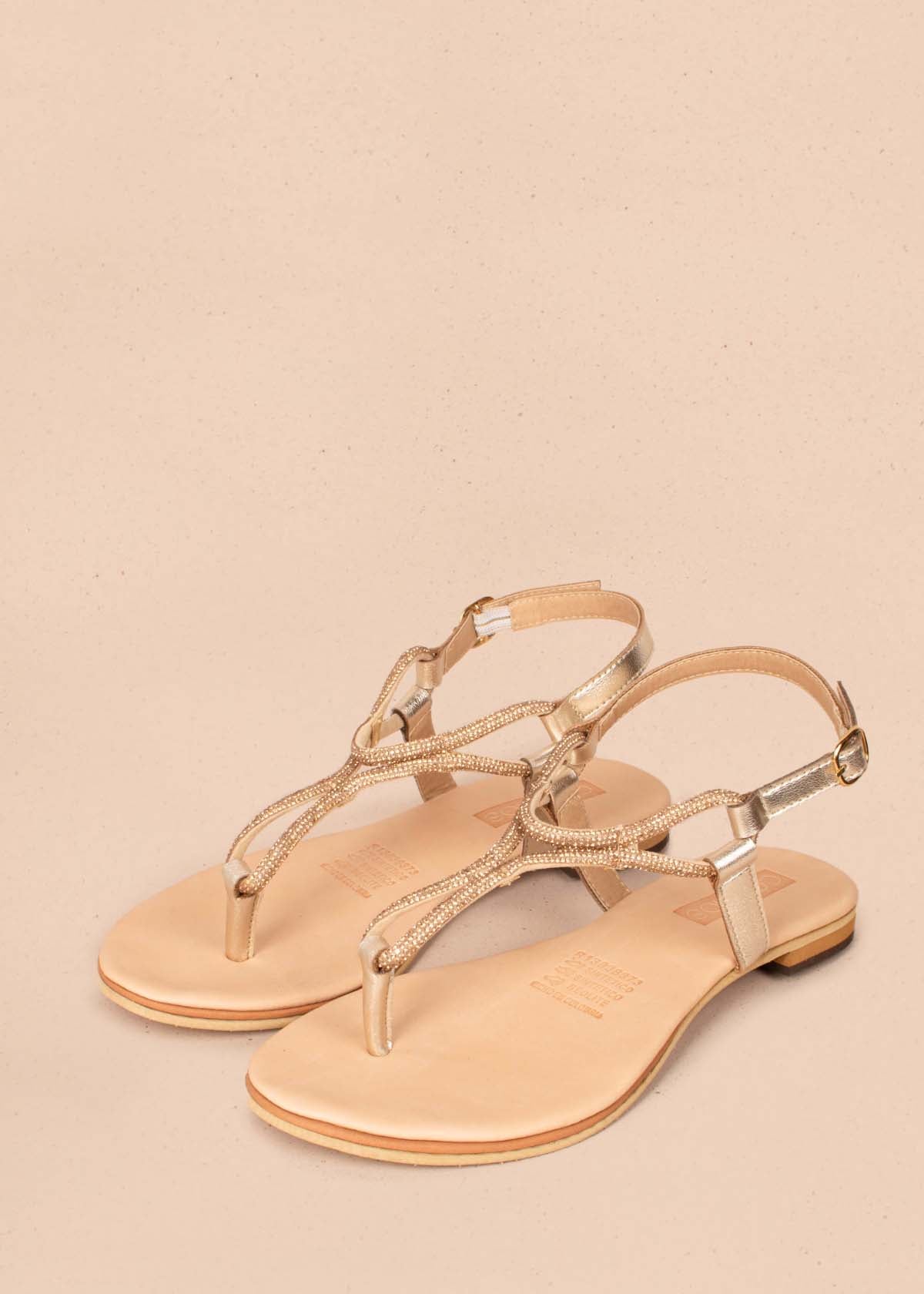 Sandalias planas tres puntadas color dorado con aplique de piedras 104121