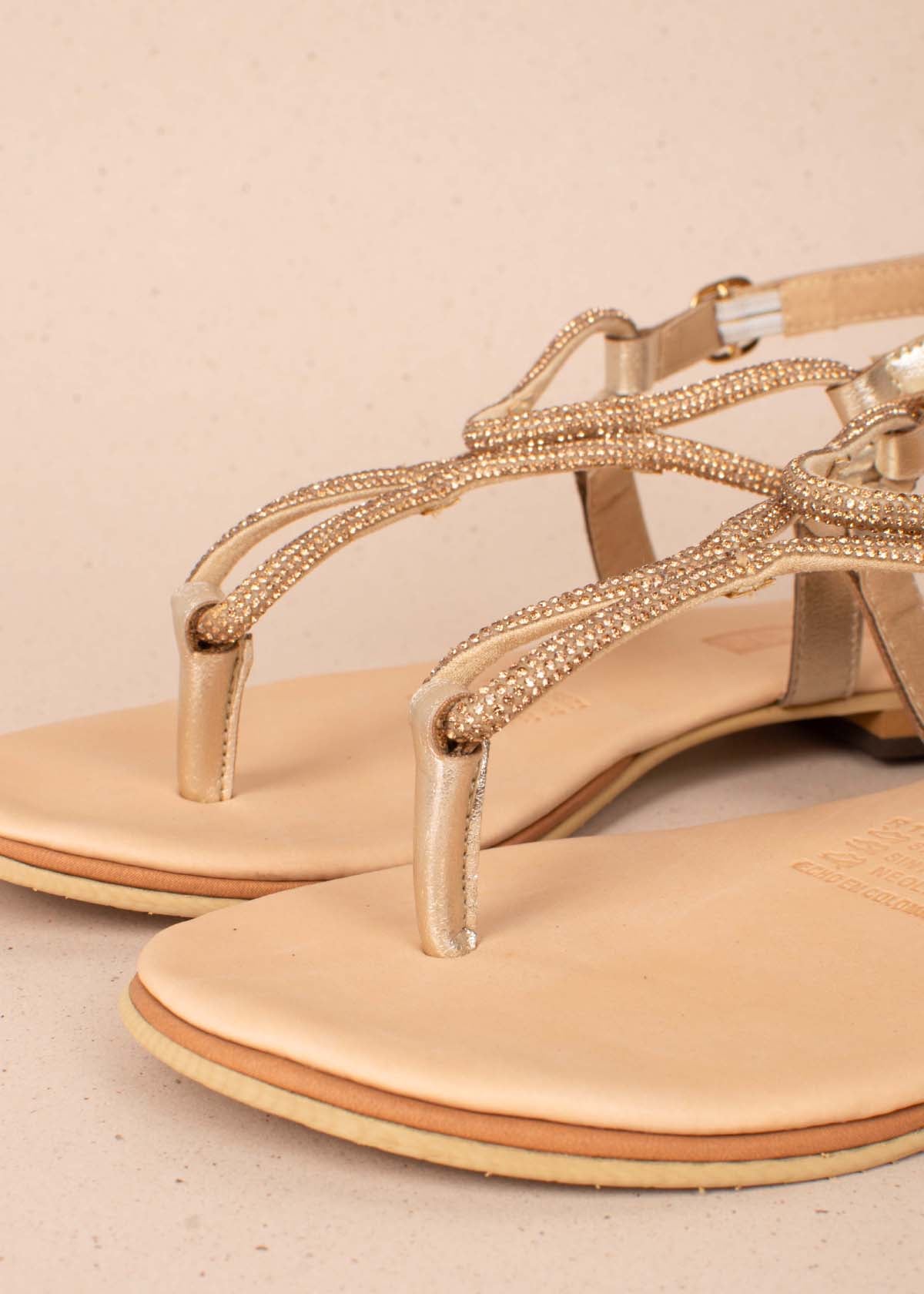 Sandalias planas tres puntadas color dorado con aplique de piedras 104121