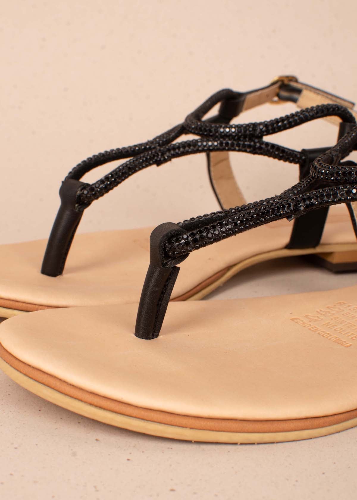 Sandalias planas tres puntadas color negro con aplique de piedras 104121