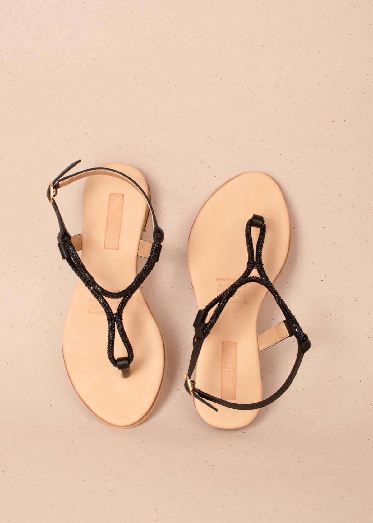 Sandalias planas tres puntadas color negro con aplique de piedras 104121