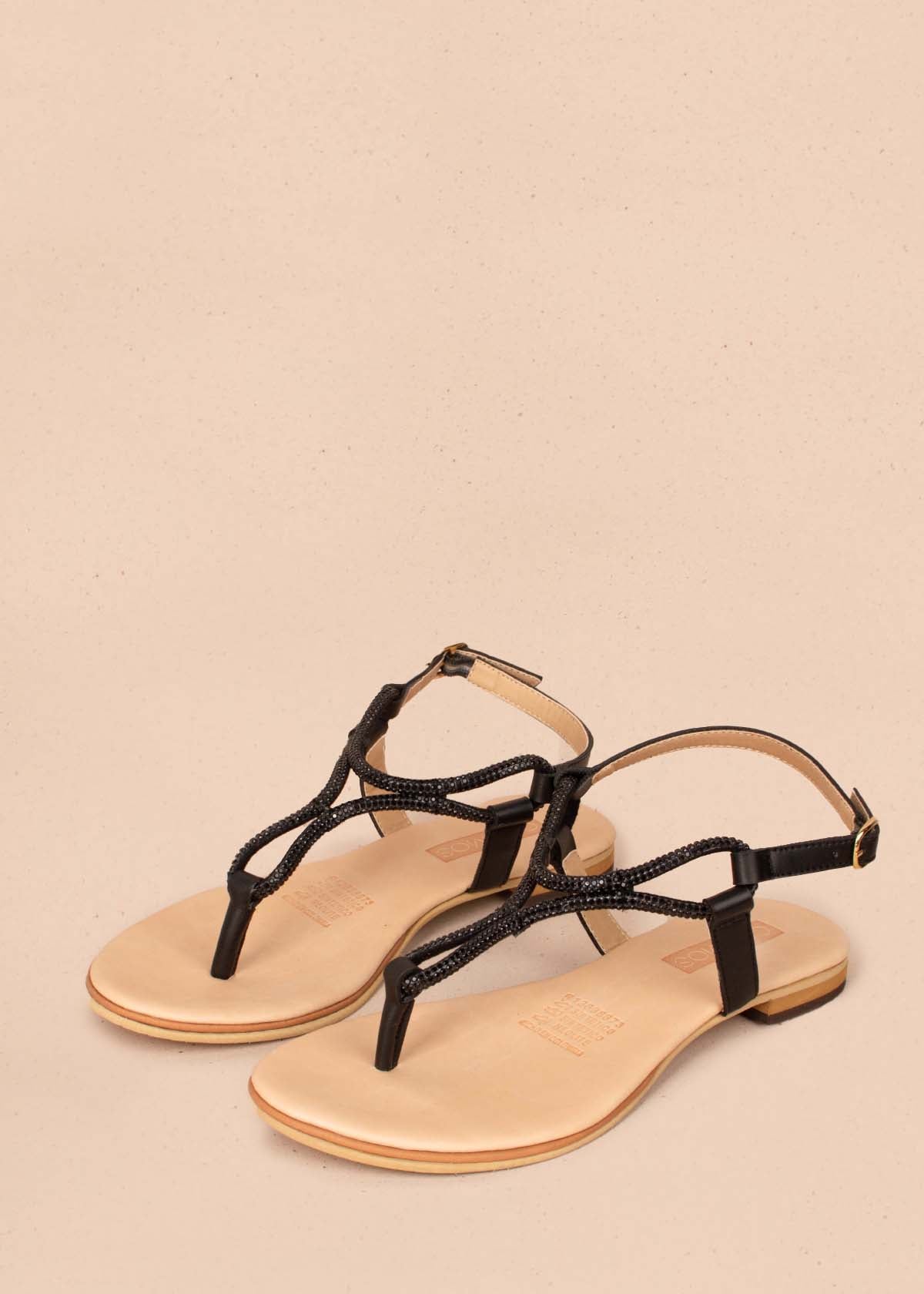 Sandalias planas tres puntadas color negro con aplique de piedras 104121