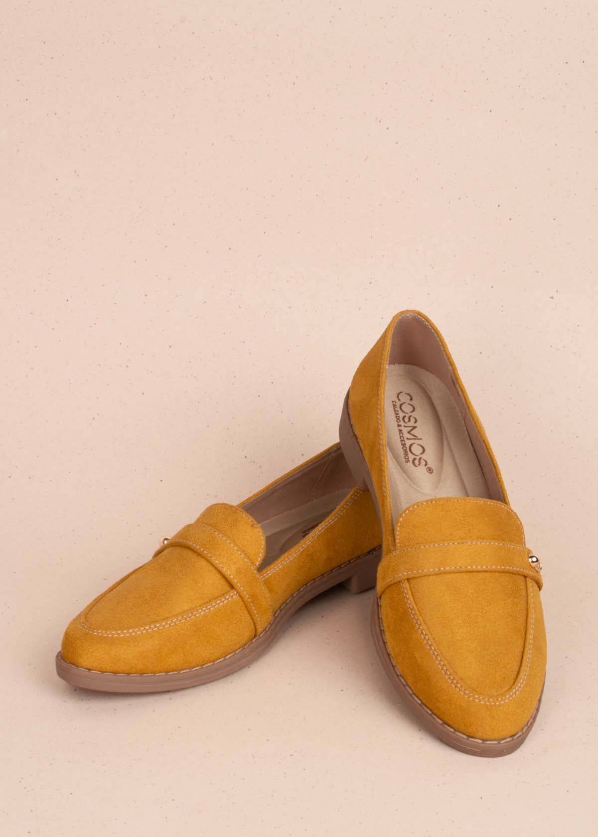 Zapatos cerrados color amarillo con correa decorativa 104292