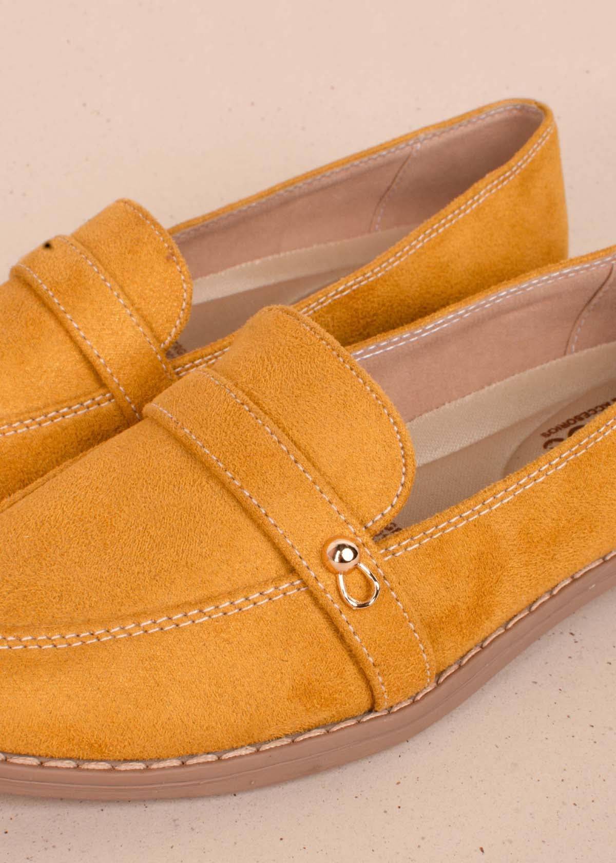 Zapatos cerrados color amarillo con correa decorativa 104292
