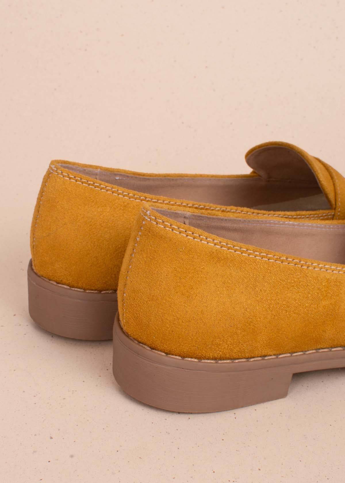 Zapatos cerrados color amarillo con correa decorativa 104292