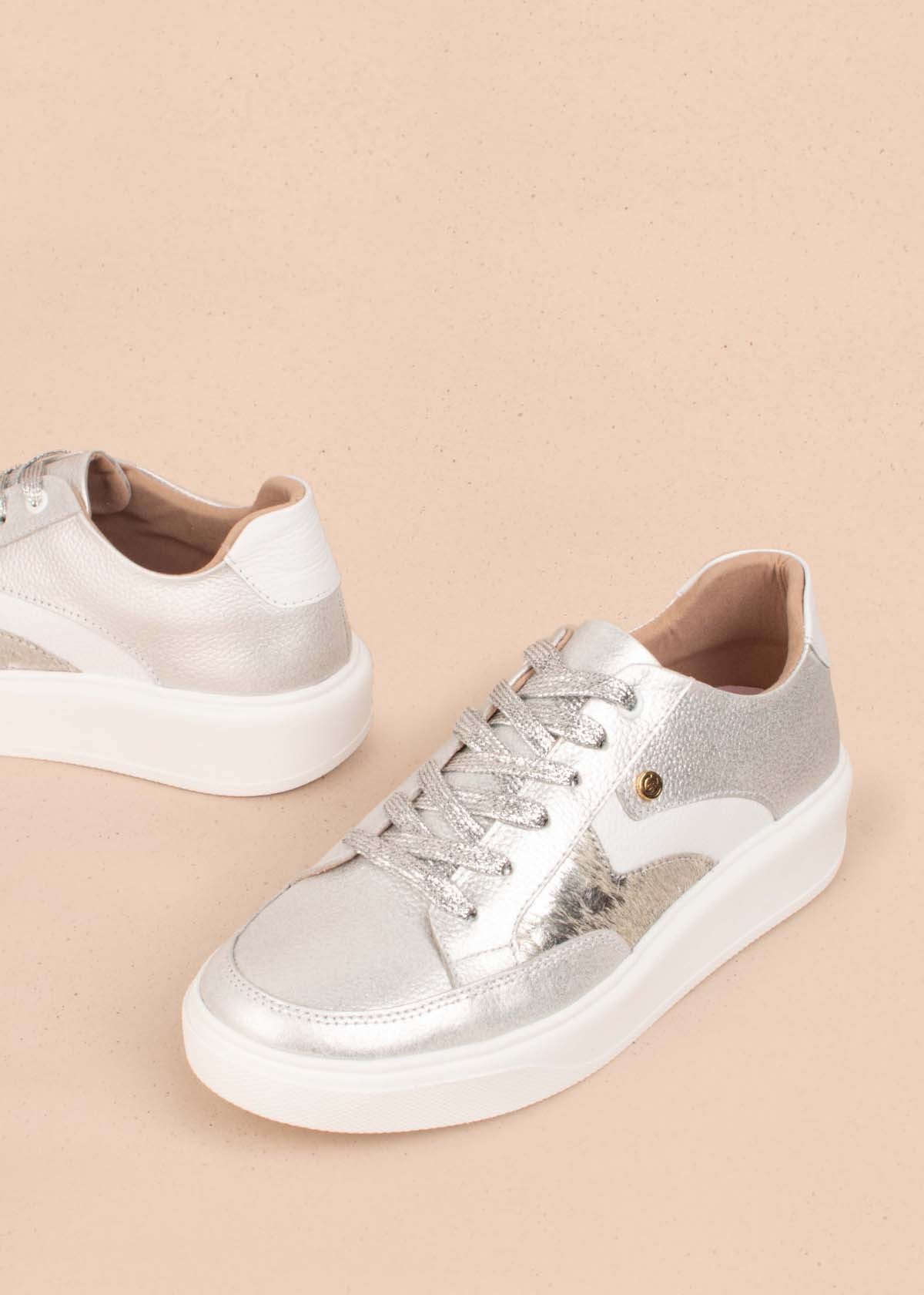 Tenis deportivos en cuero color plata con textura tipo croco 104321