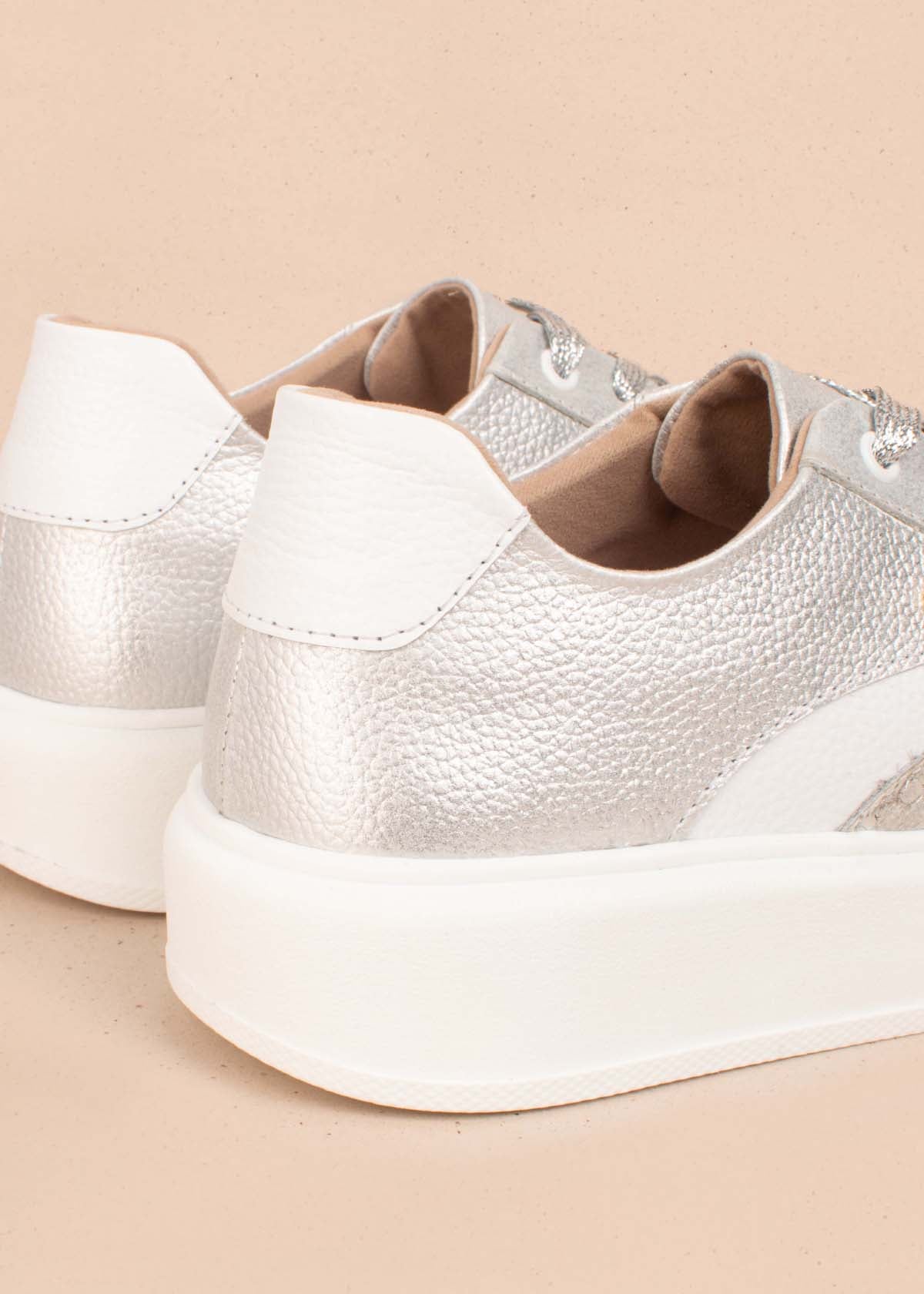 Tenis deportivos en cuero color plata con textura tipo croco 104321