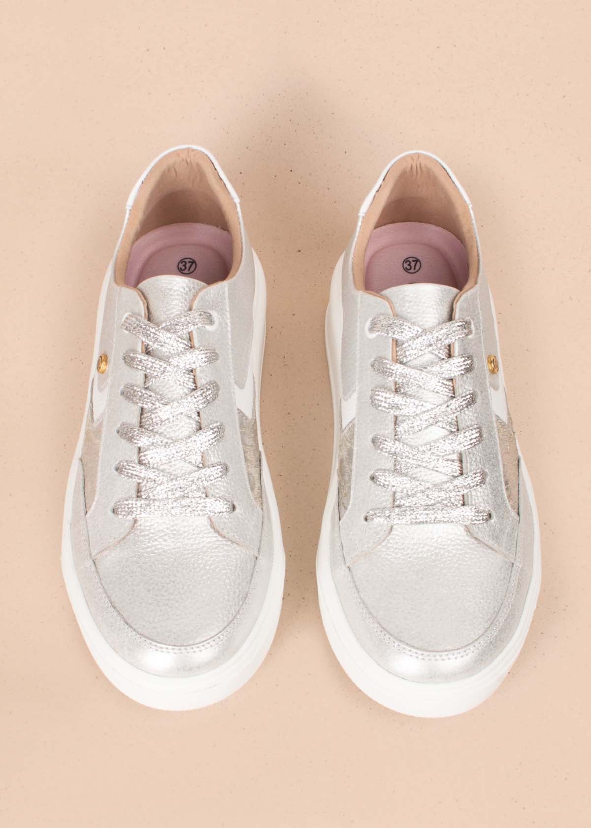 Tenis deportivos en cuero color plata con textura tipo croco 104321