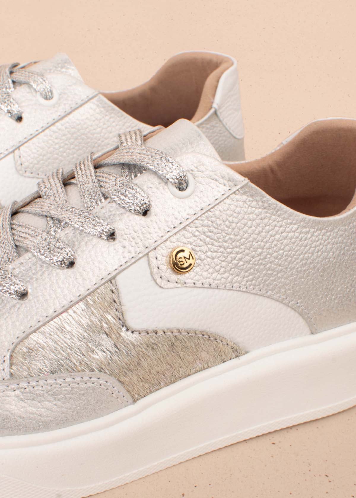 Tenis deportivos en cuero color plata con textura tipo croco 104321