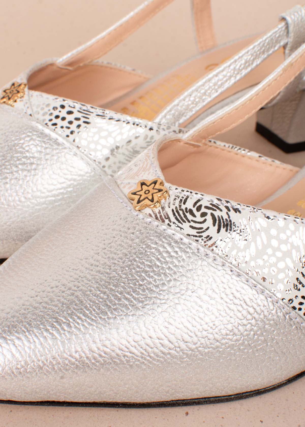 Tacones trabilla en cuero color plata con folia 104323