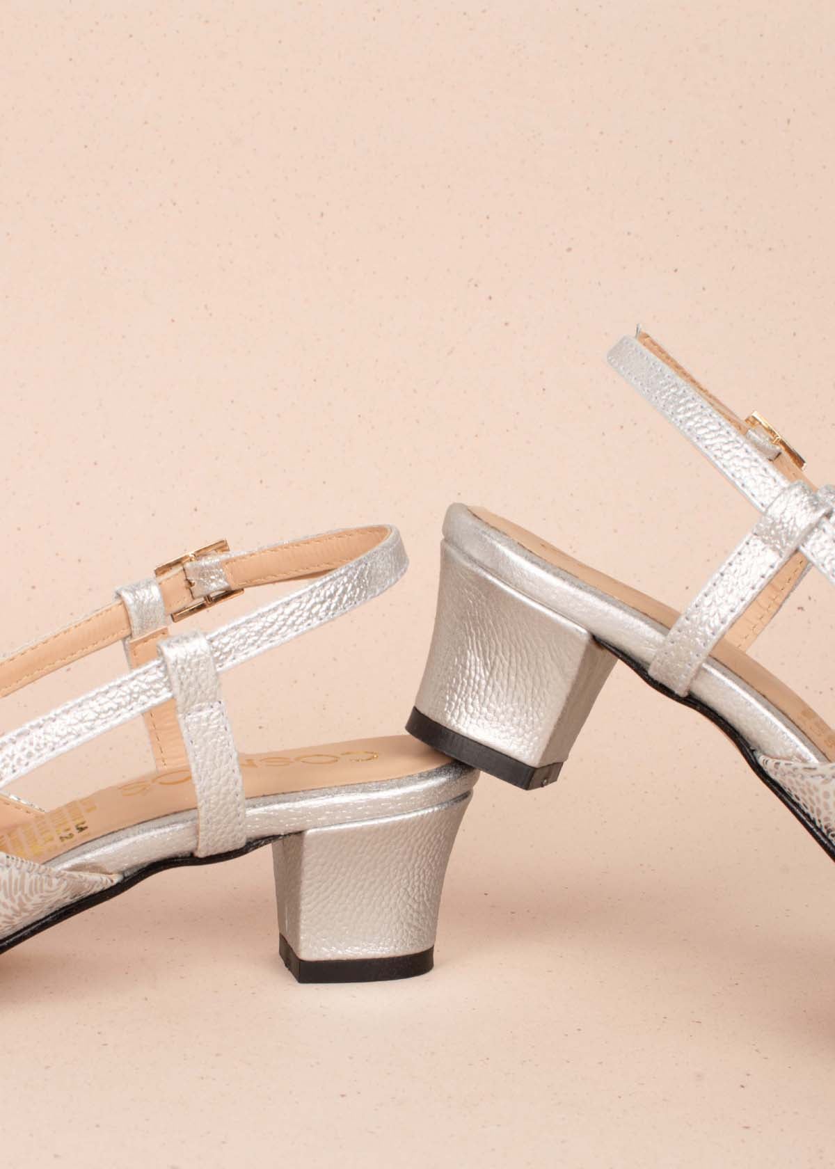 Tacones trabilla en cuero color plata con folia 104323