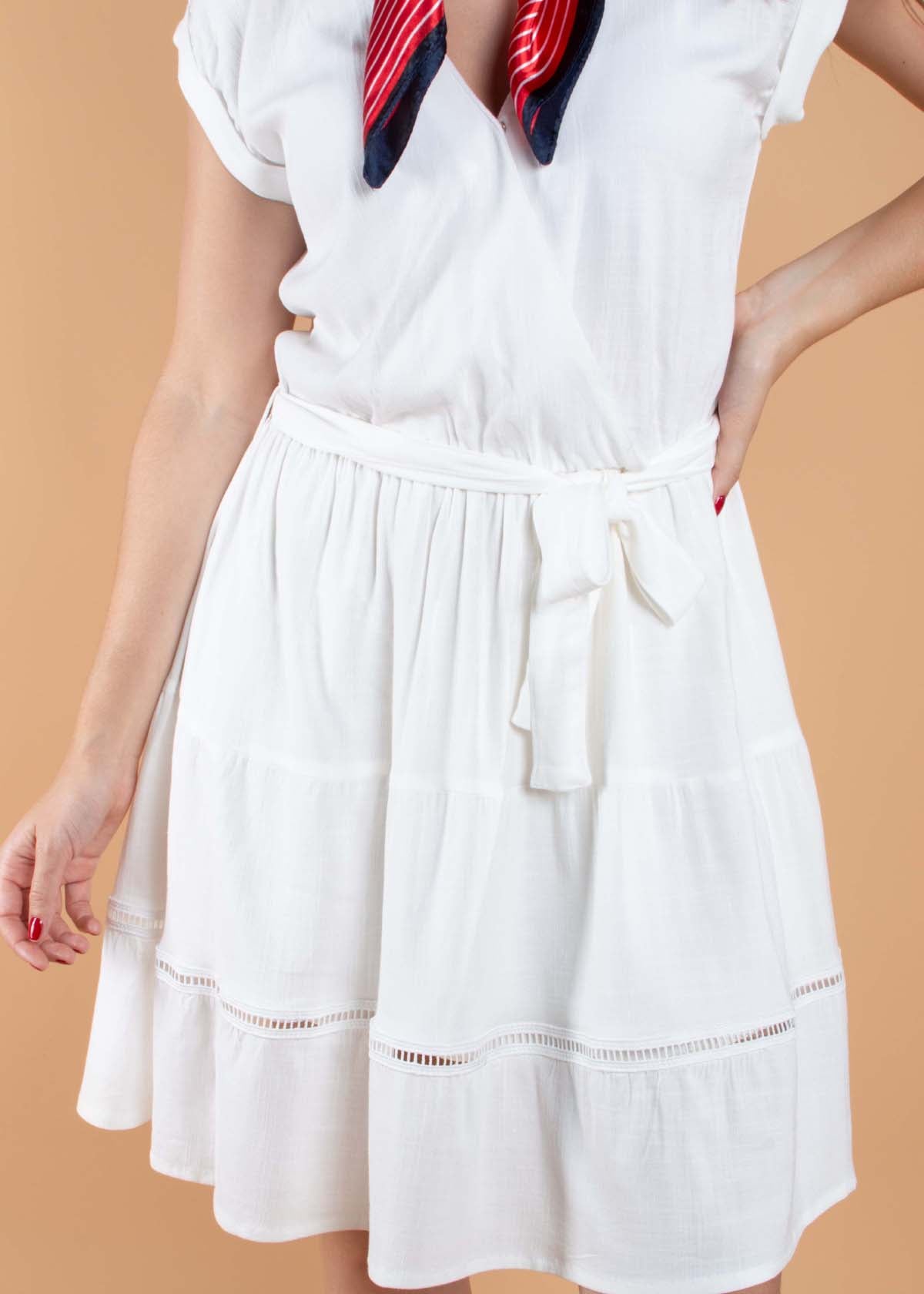 Vestido corto color blanco con recogido en abdomen y cuello en v 104343