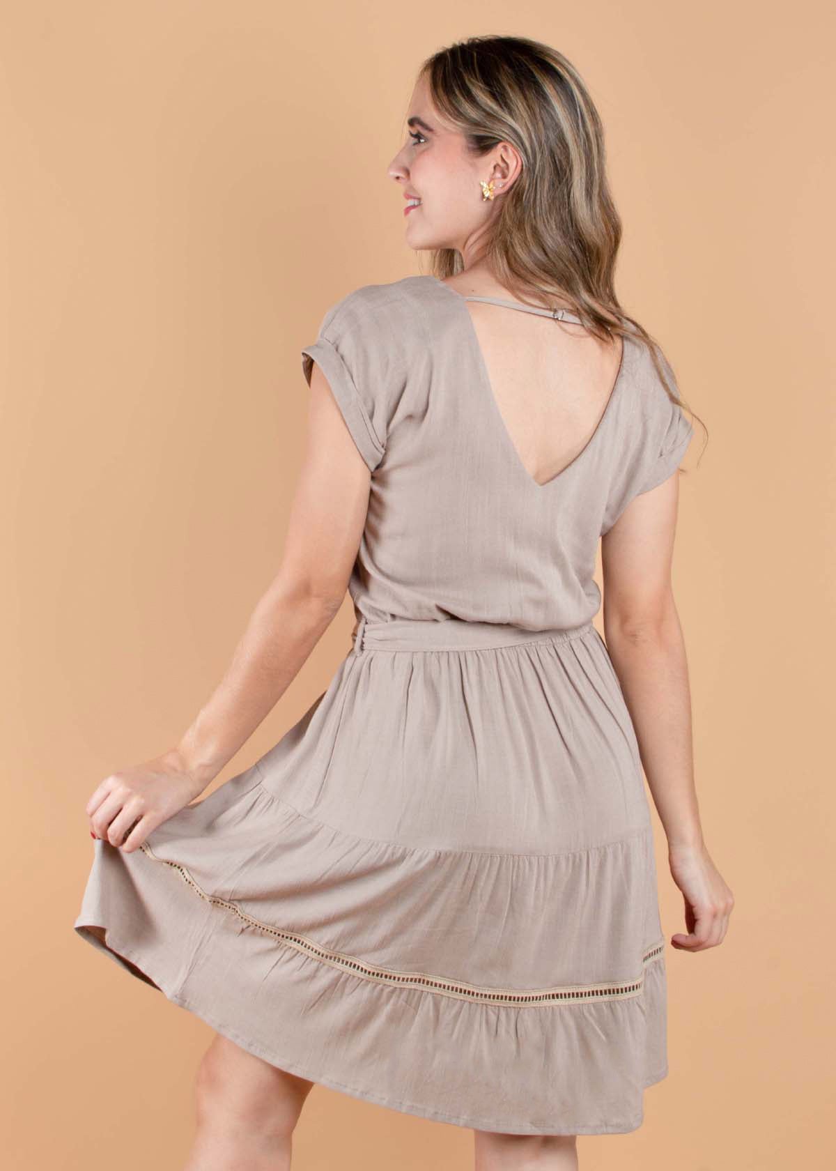 Vestido corto color camel con recogido en abdomen y cuello en v 104343
