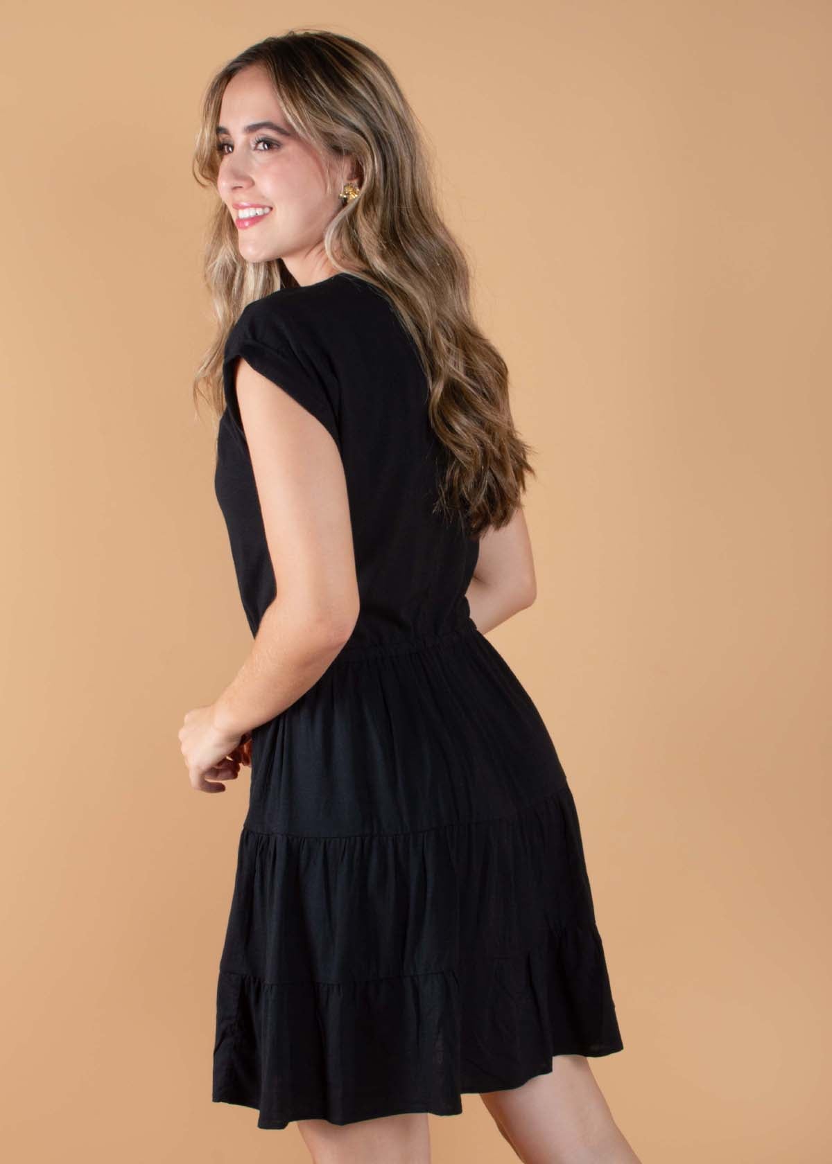 Vestido color negro con recogido en abdomen y boleros 104344
