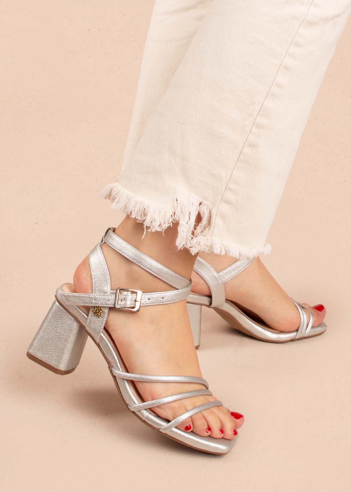 Sandalias altas color plata con correas cruzadas 104372