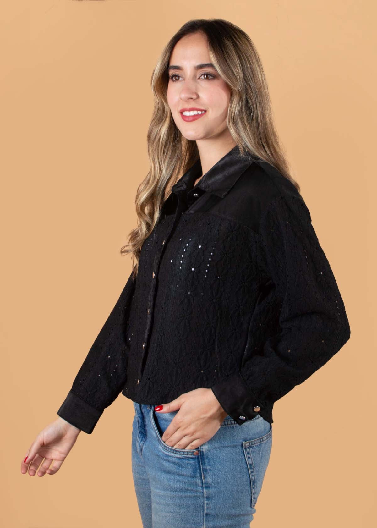 Blusa color negro en ojalillo 104399