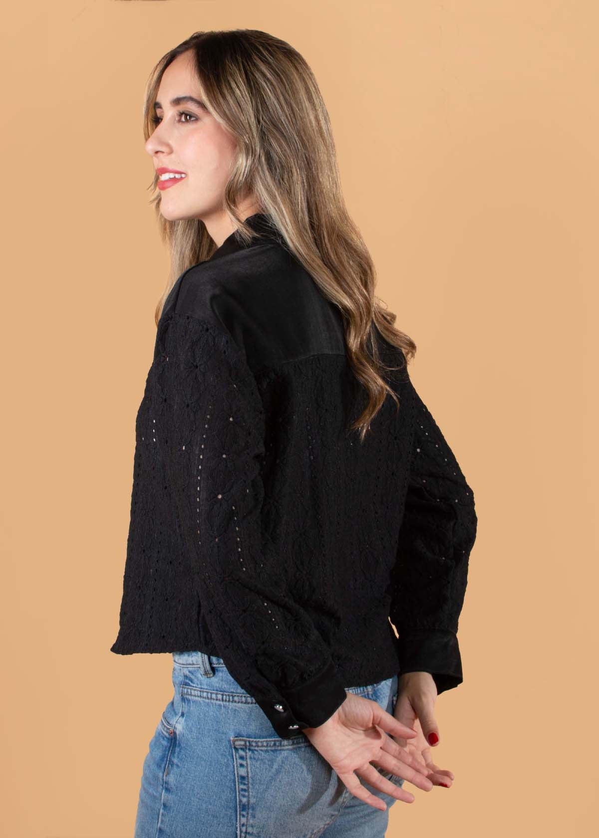Blusa color negro en ojalillo 104399