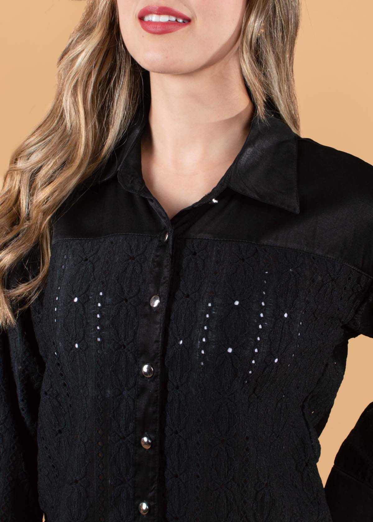 Blusa color negro en ojalillo 104399
