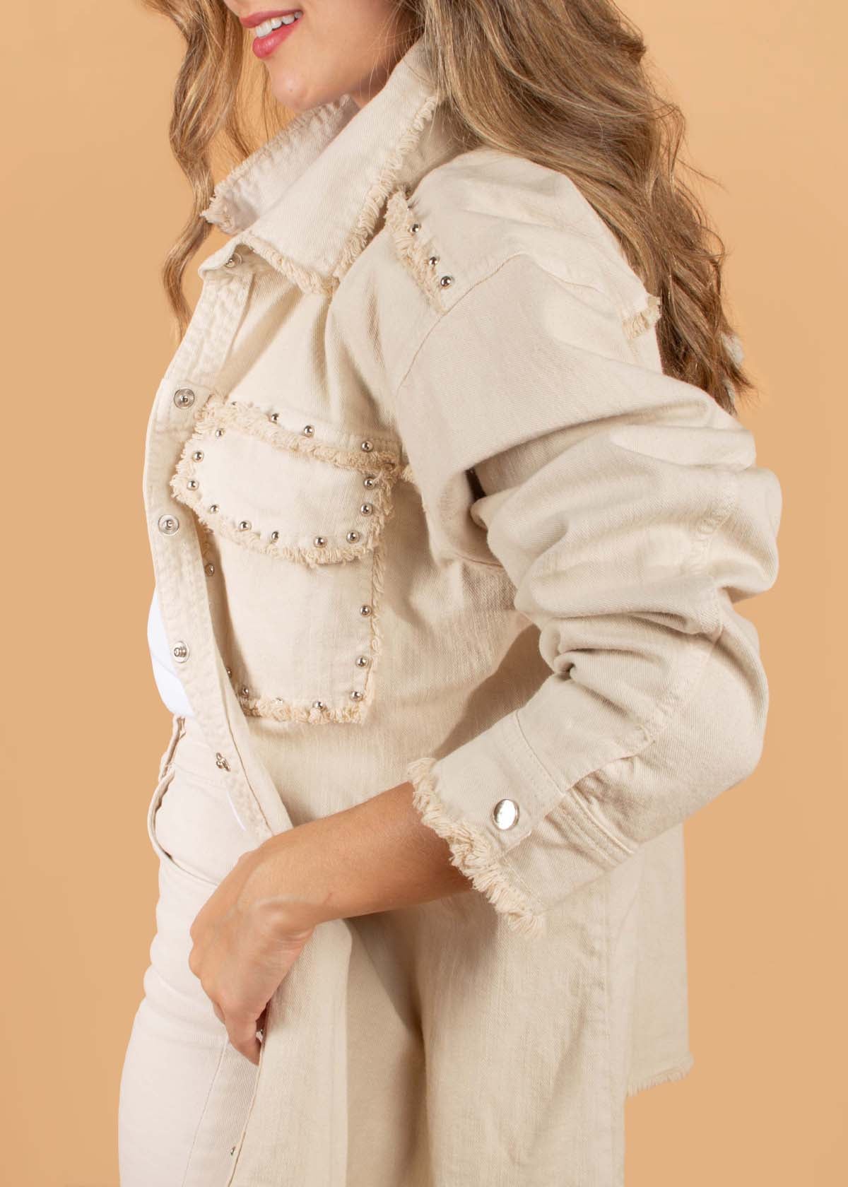 Chaqueta color camel con bolsillos y taches 104401