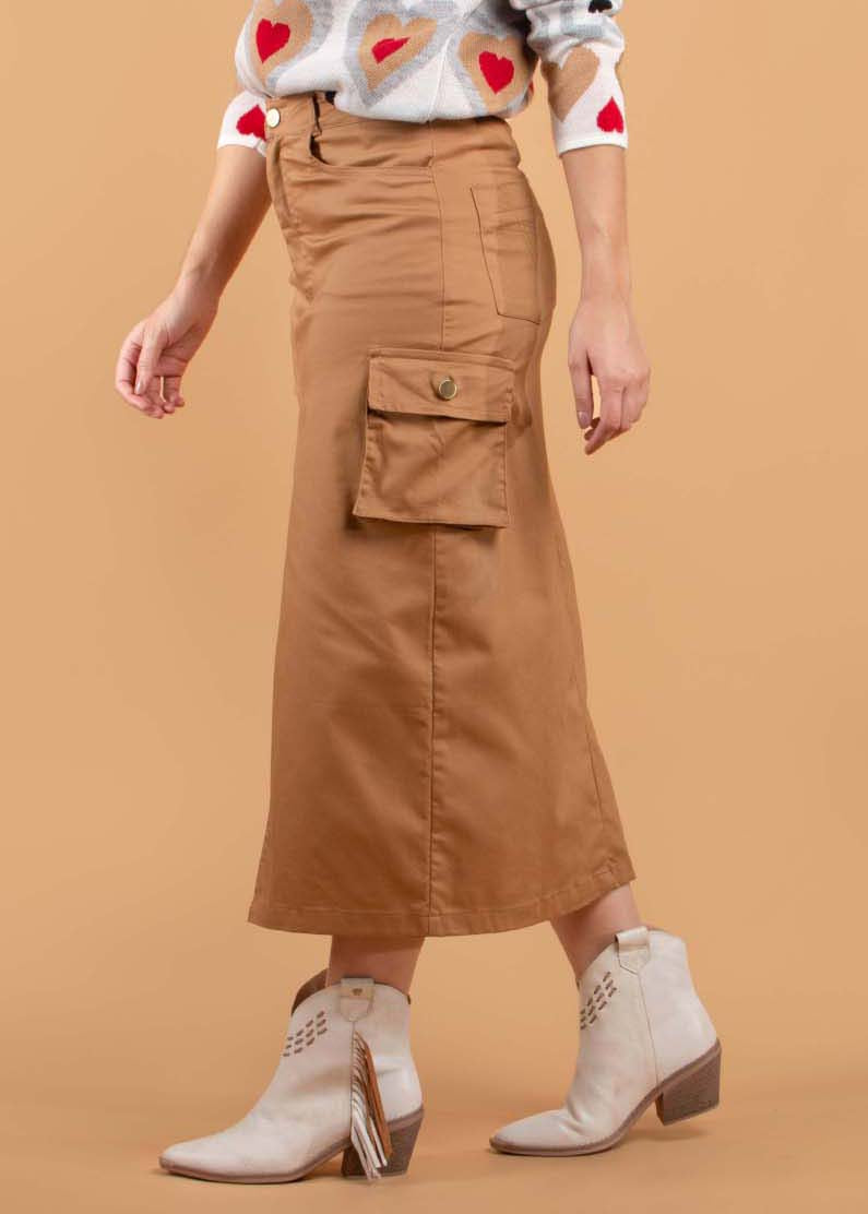 Falda larga tipo cargo color camel con abertura frontal 104404