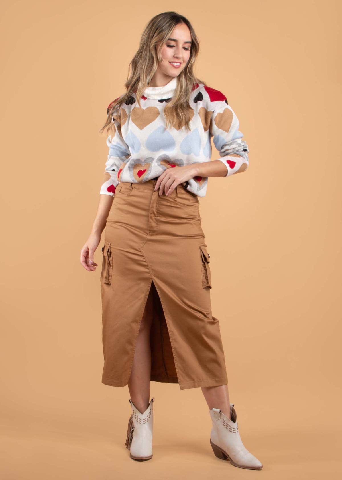 Falda larga tipo cargo color camel con abertura frontal 104404