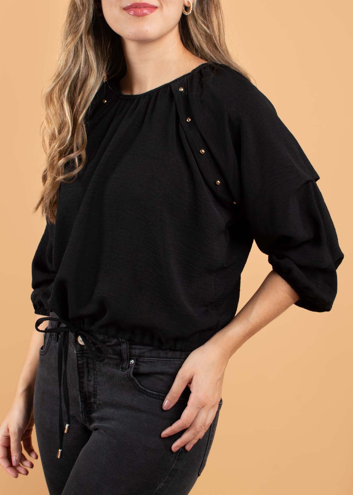 Blusa color negro con moño en abdomen y taches 104407