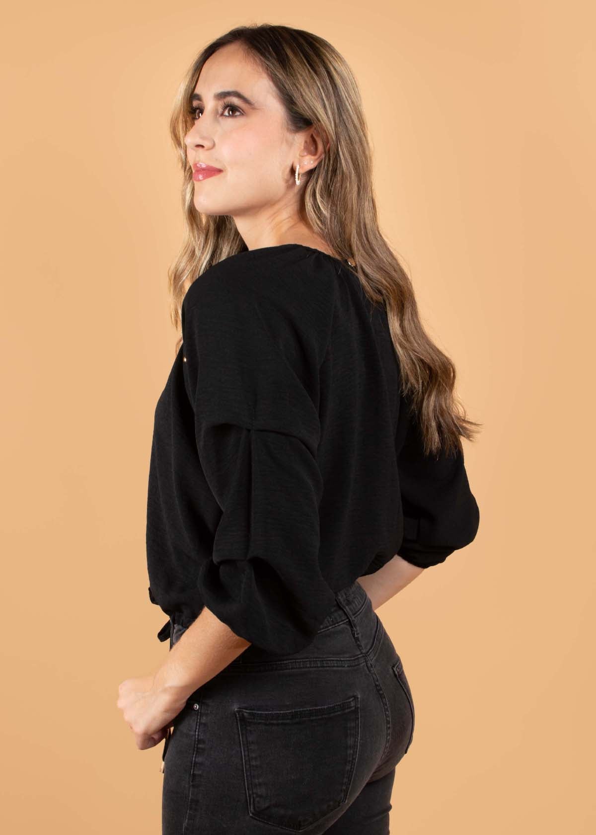 Blusa color negro con moño en abdomen y taches 104407