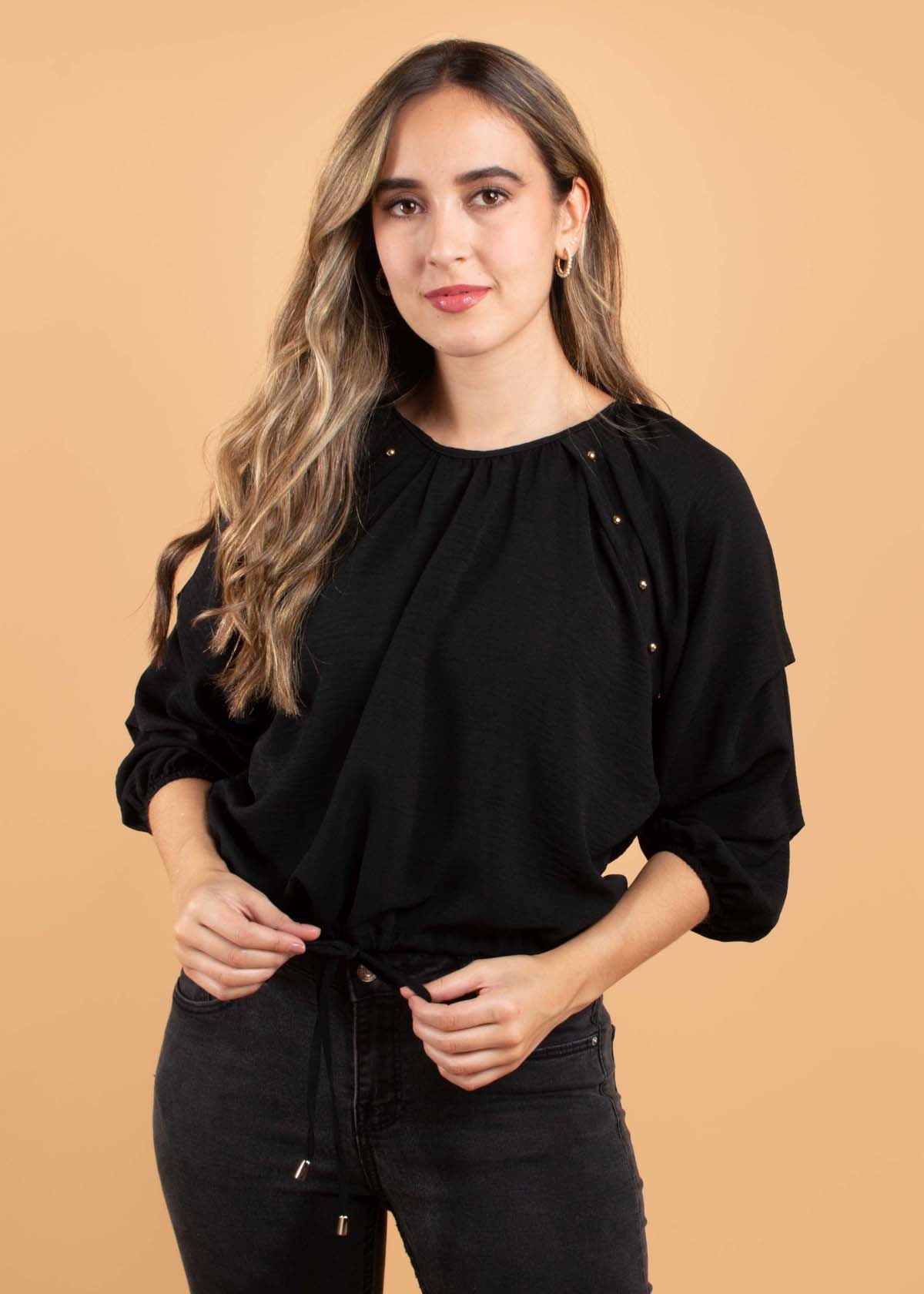 Blusa color negro con moño en abdomen y taches 104407
