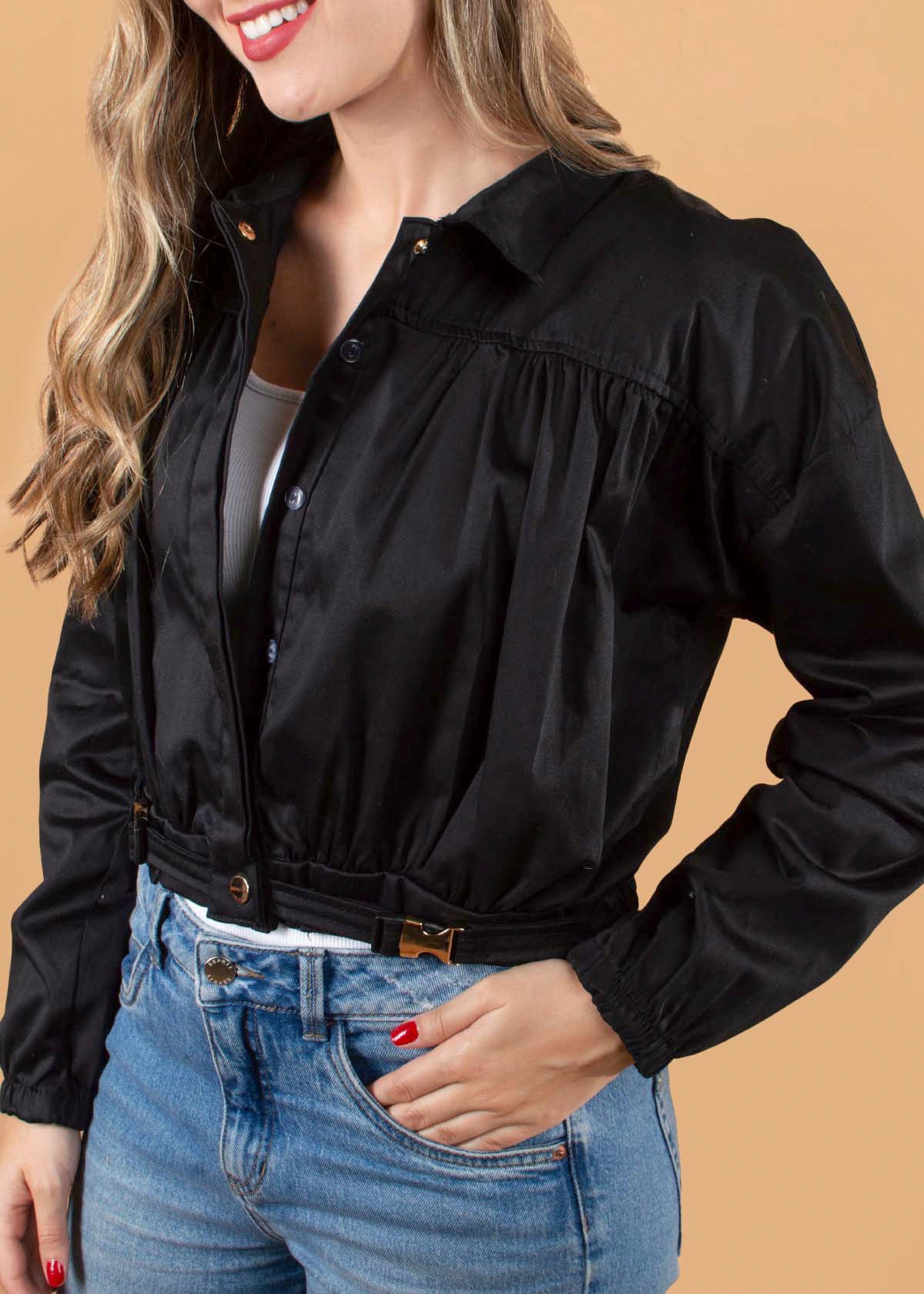 Chaqueta color negro con resorte en cintura y mangas 104425
