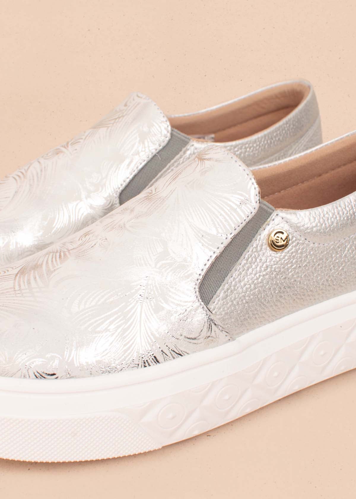 Tenis casuales en cuero color plata con folia 104437
