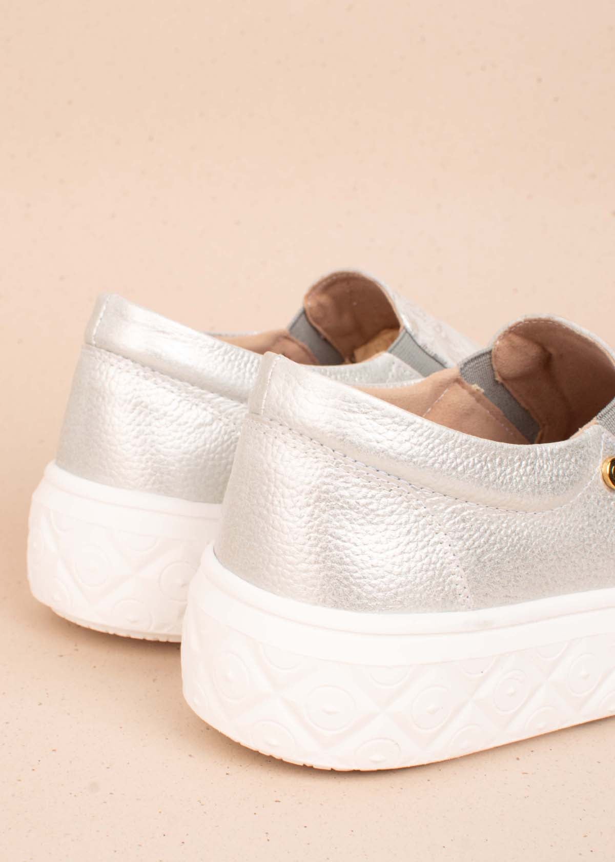 Tenis casuales en cuero color plata con folia 104437