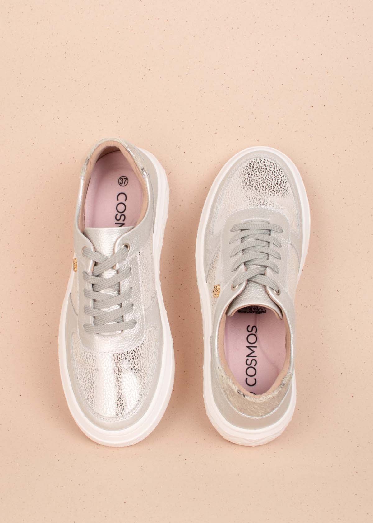Tenis casuales en cuero color plata con textura tipo croco 104438