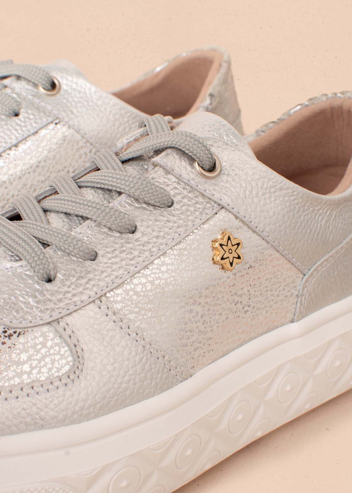 Tenis casuales en cuero color plata con textura tipo croco 104438