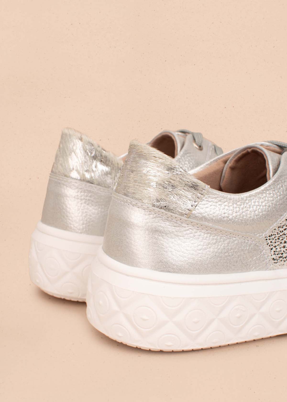 Tenis casuales en cuero color plata con textura tipo croco 104438