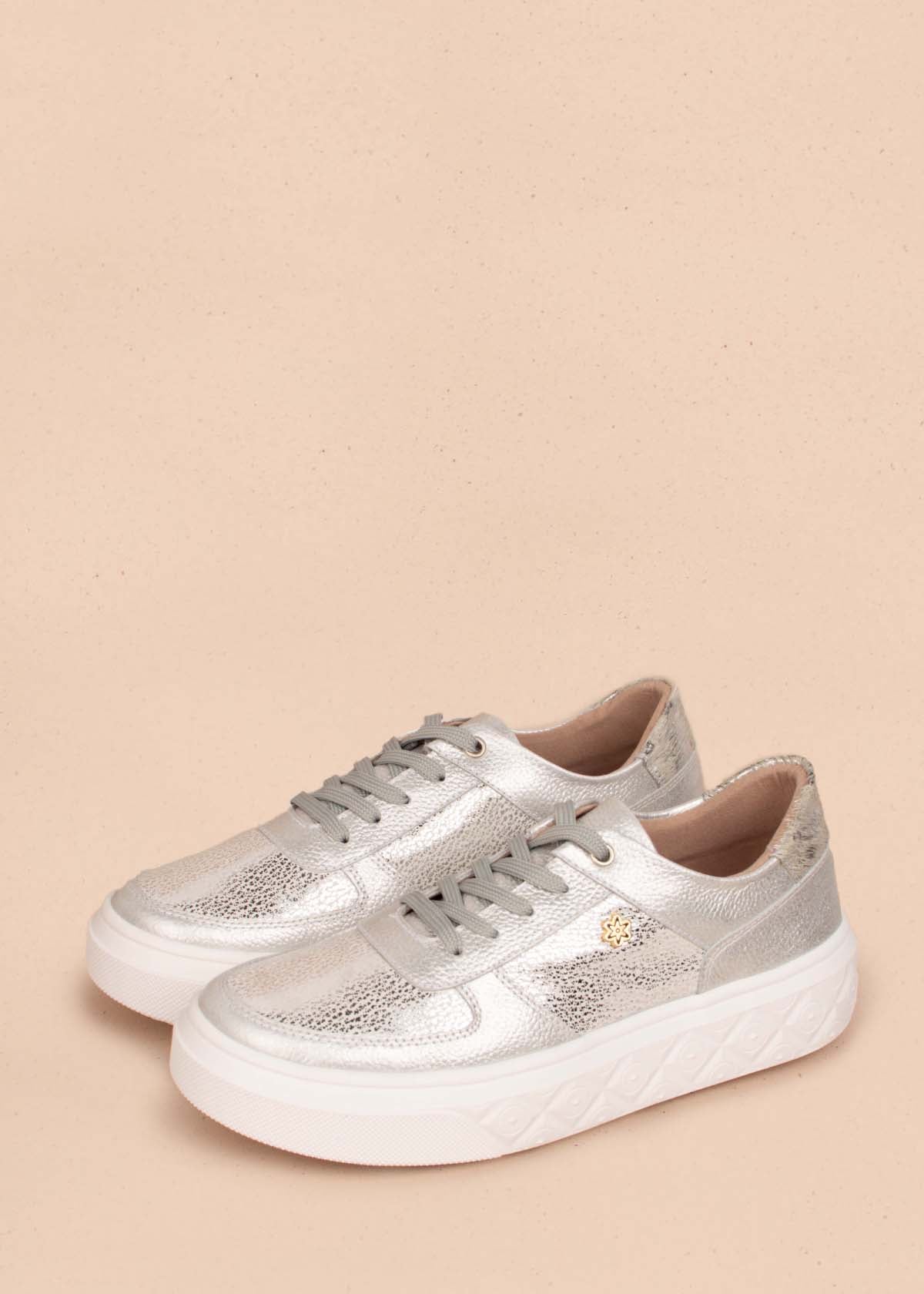 Tenis casuales en cuero color plata con textura tipo croco 104438