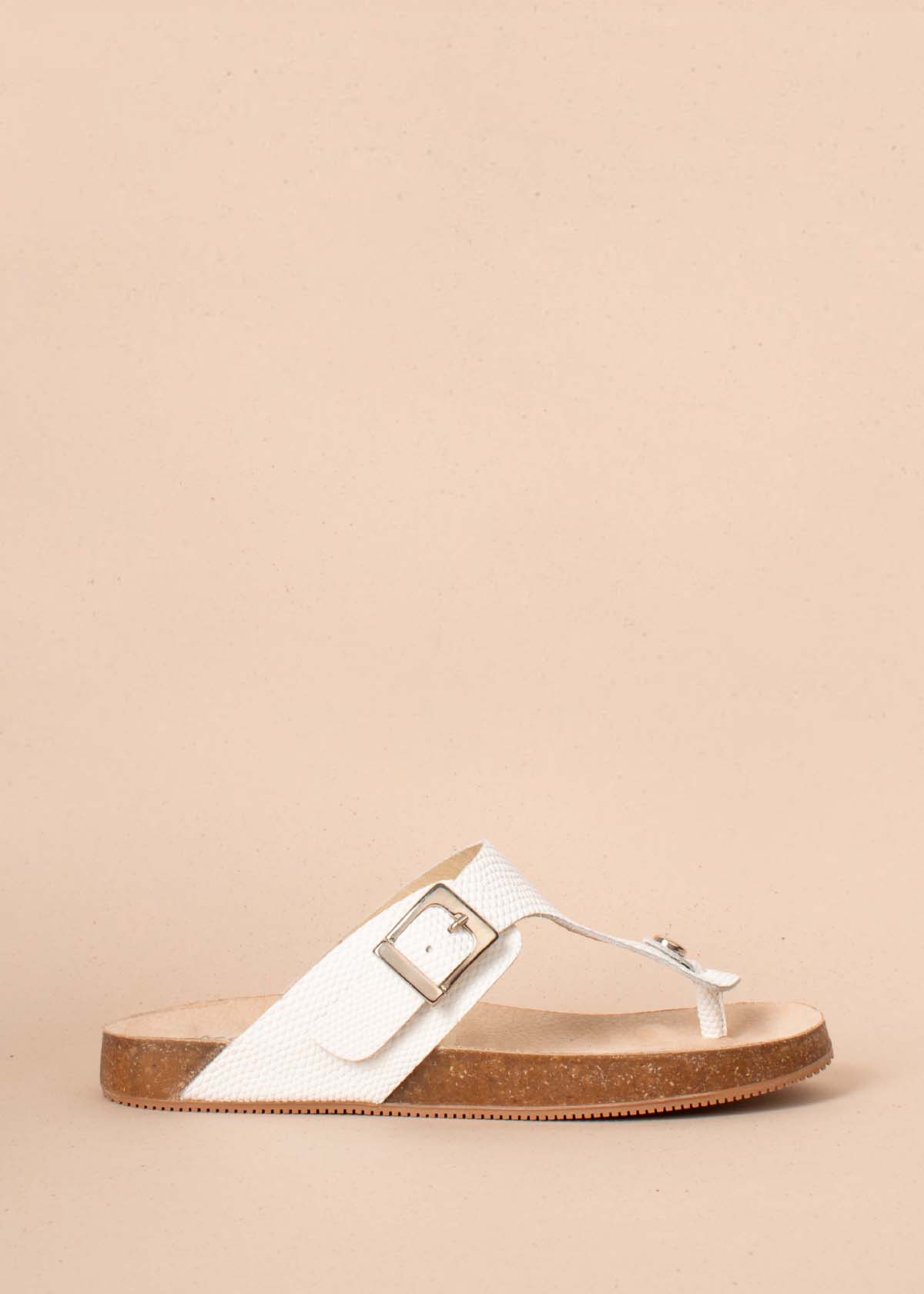 Sandalias planas en cuero color blanco con textura tipo croco y correa ajustable 104440