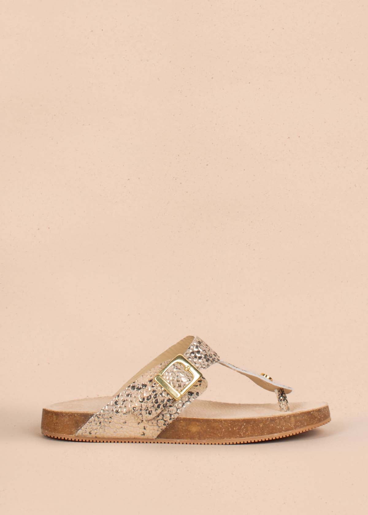 Sandalias planas en cuero color plata con textura tipo pitón 104441