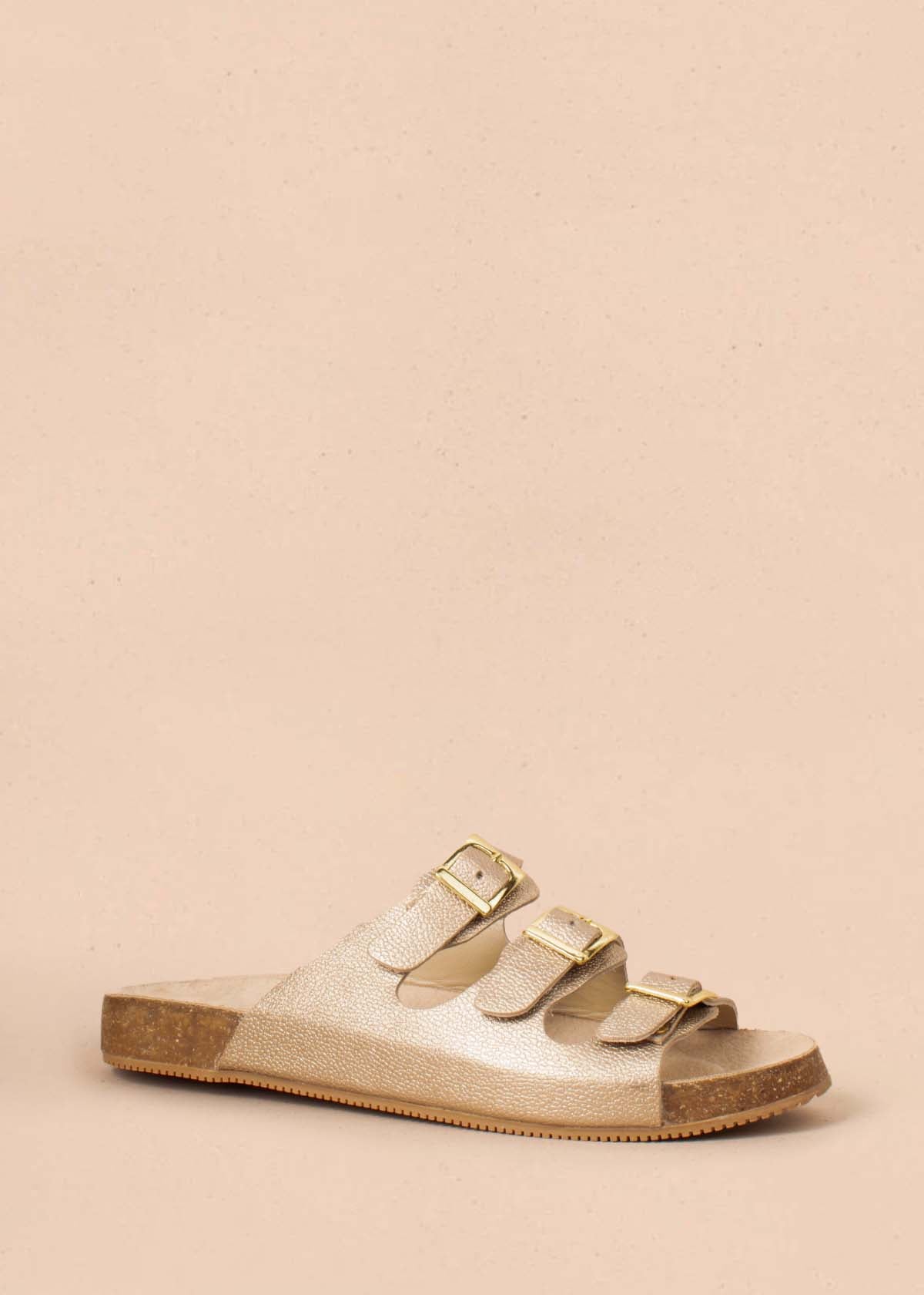 Sandalias planas en cuero color champaña con tres correas ajustables 104443