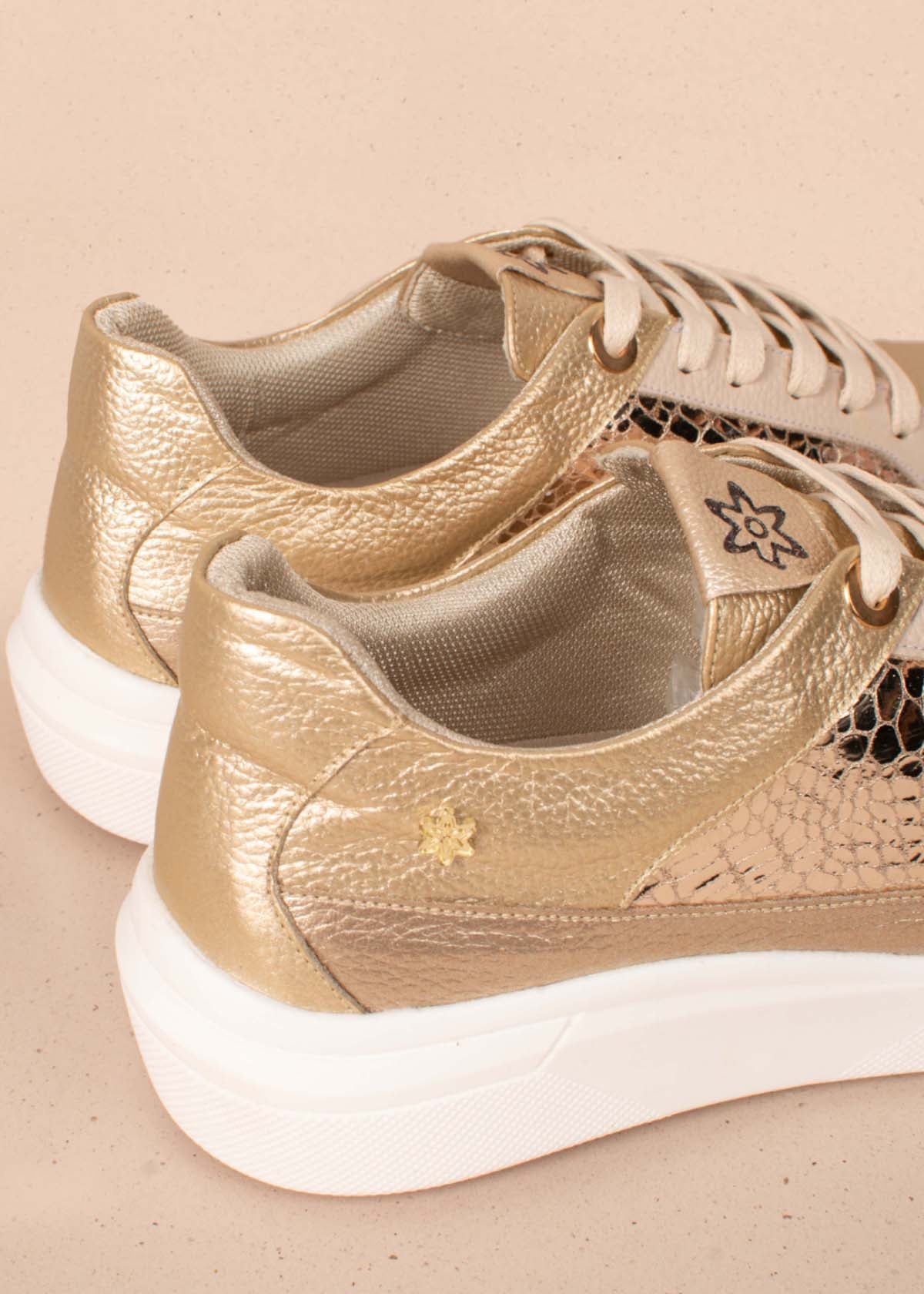 Tenis casuales en cuero color champaña con folia y detalle de estrella 104446