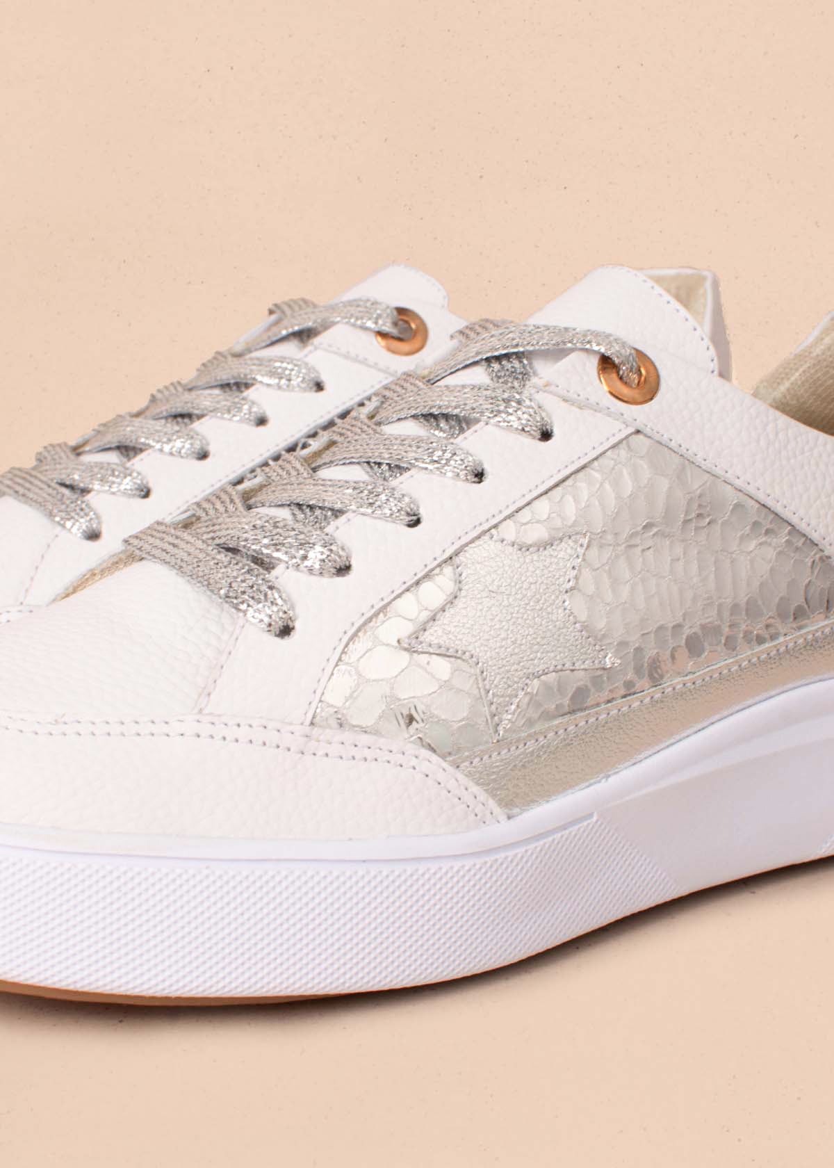 Tenis casuales en cuero color plata con folia y detalle de estrella 104447