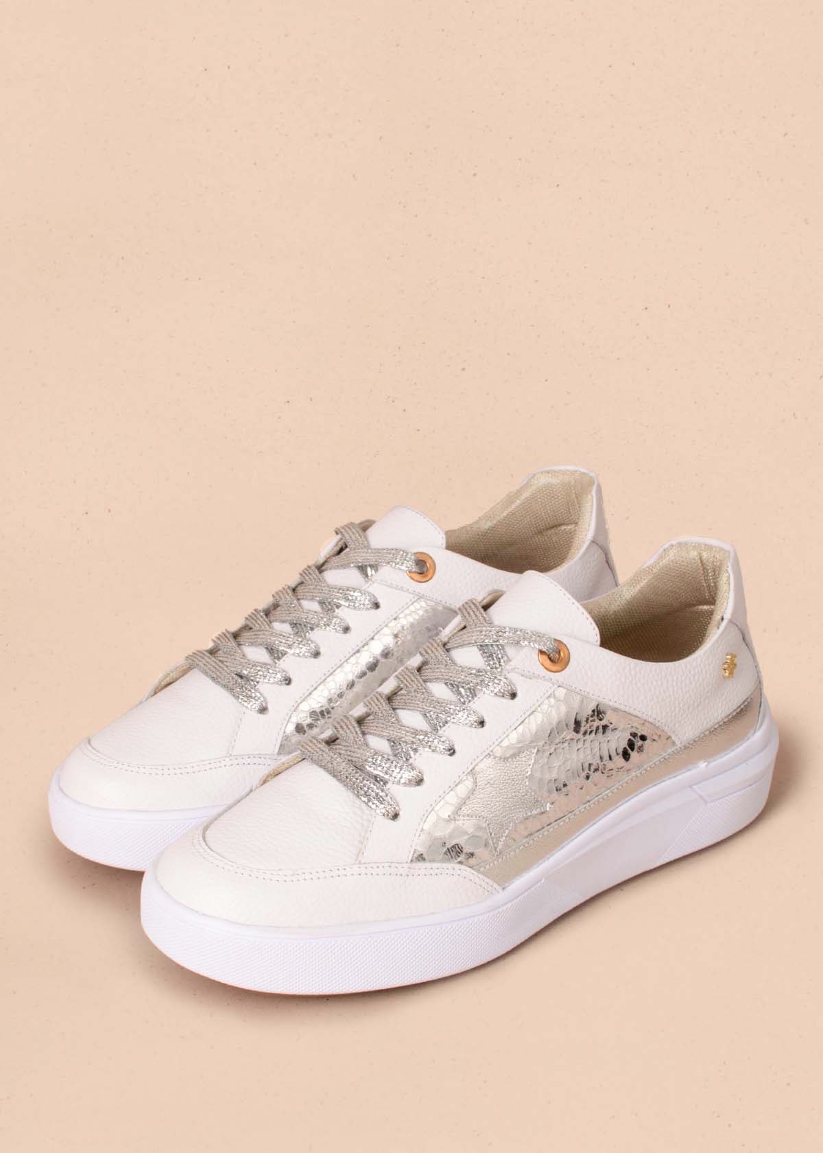 Tenis casuales en cuero color plata con folia y detalle de estrella 104447