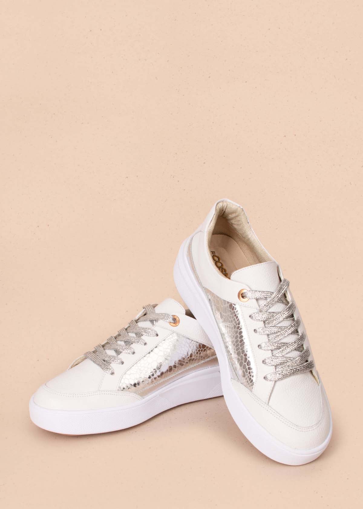 Tenis casuales en cuero color plata con folia y detalle de estrella 104447
