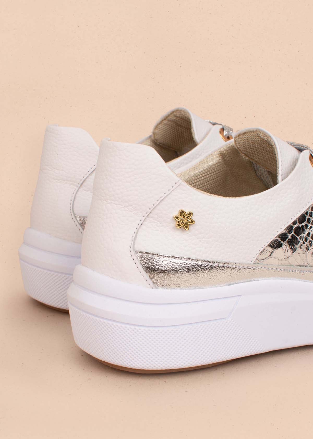 Tenis casuales en cuero color plata con folia y detalle de estrella 104447