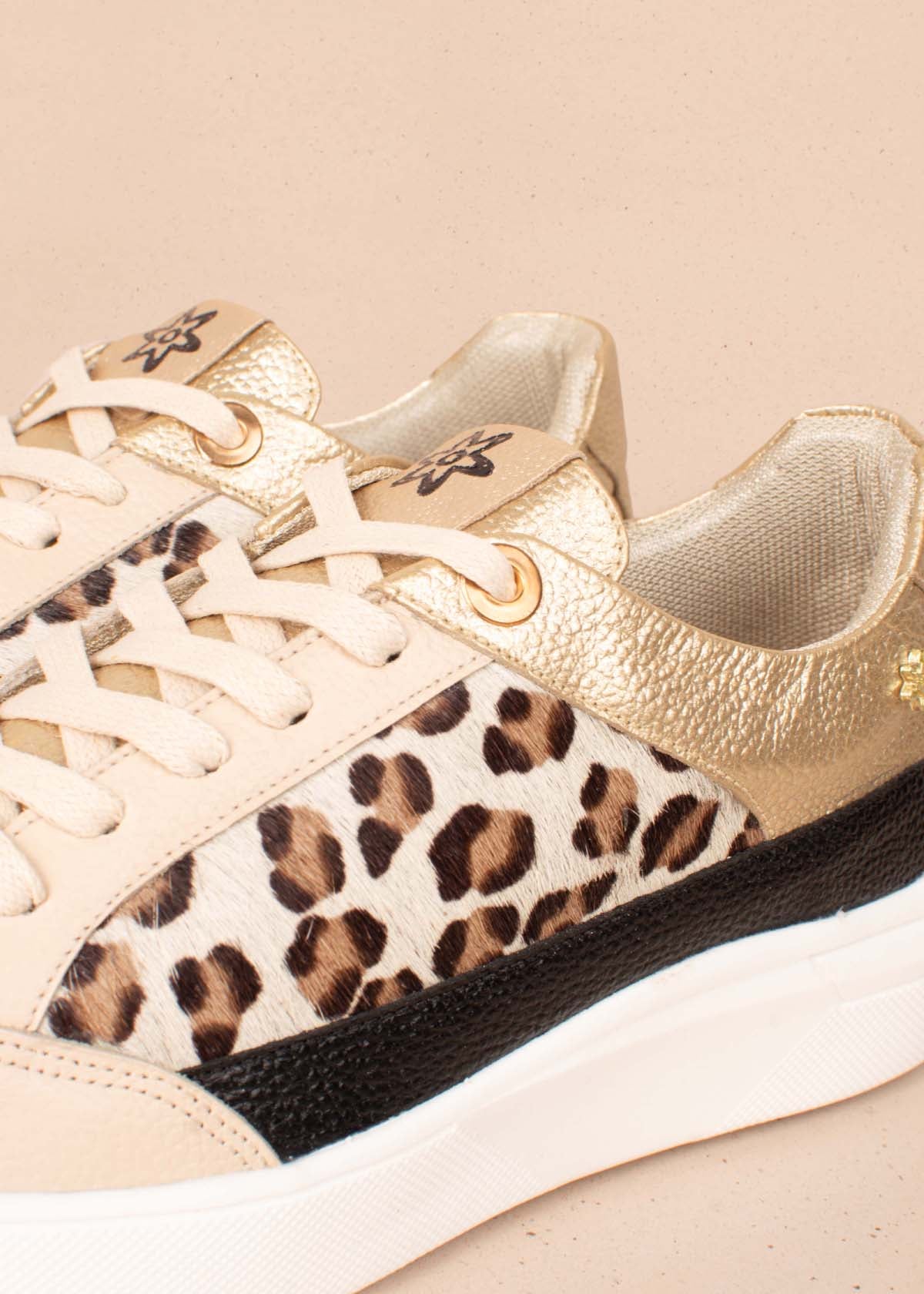 Tenis casuales en cuero color champaña y cuero con pelo animal print 104448