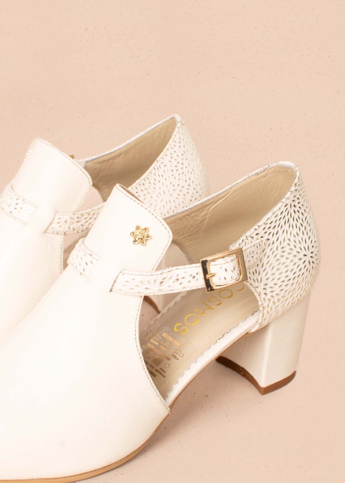 Botines en cuero color beige con folia en talón y correa 104450