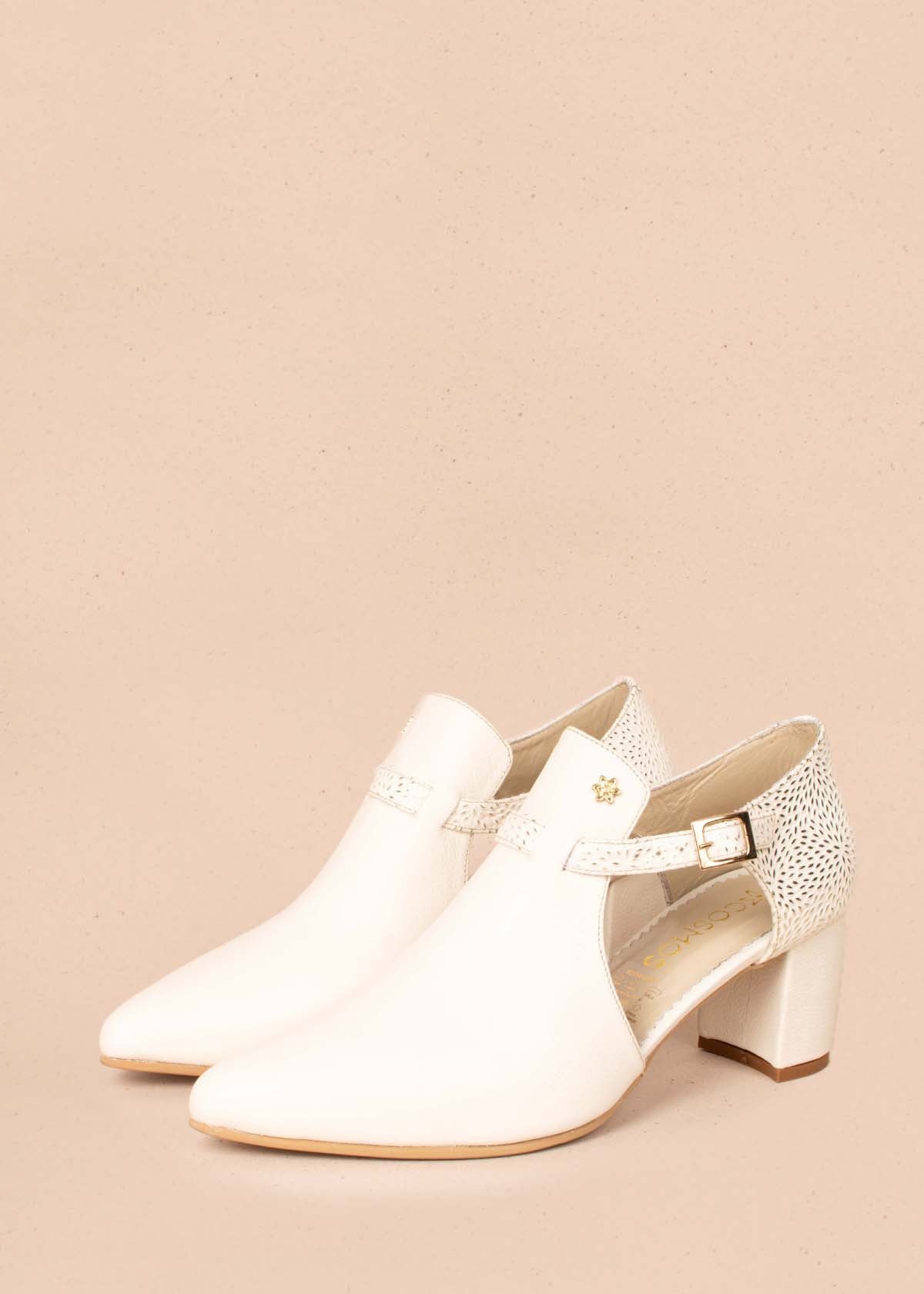 Botines en cuero color beige con folia en talón y correa 104450