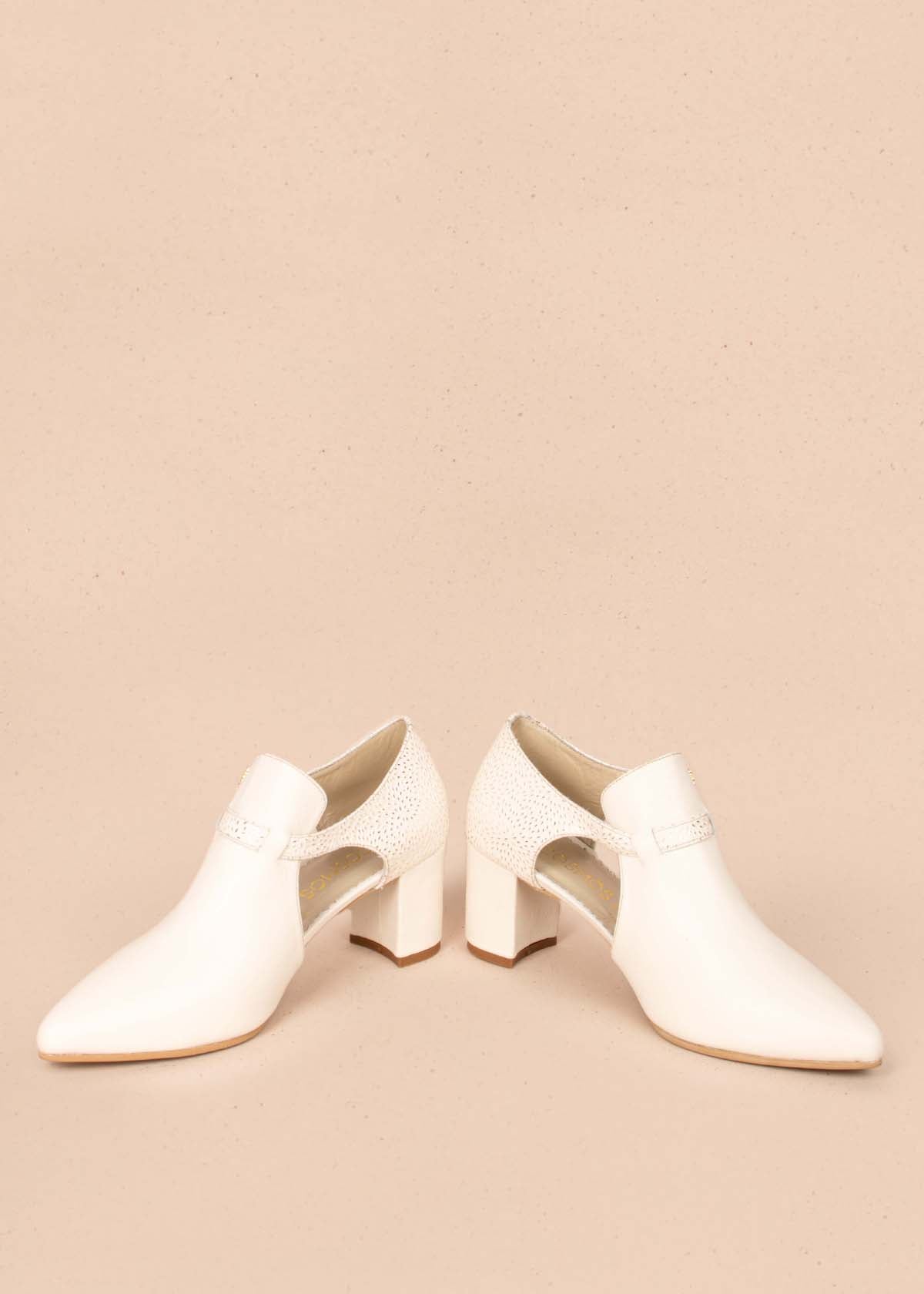 Botines en cuero color beige con folia en talón y correa 104450