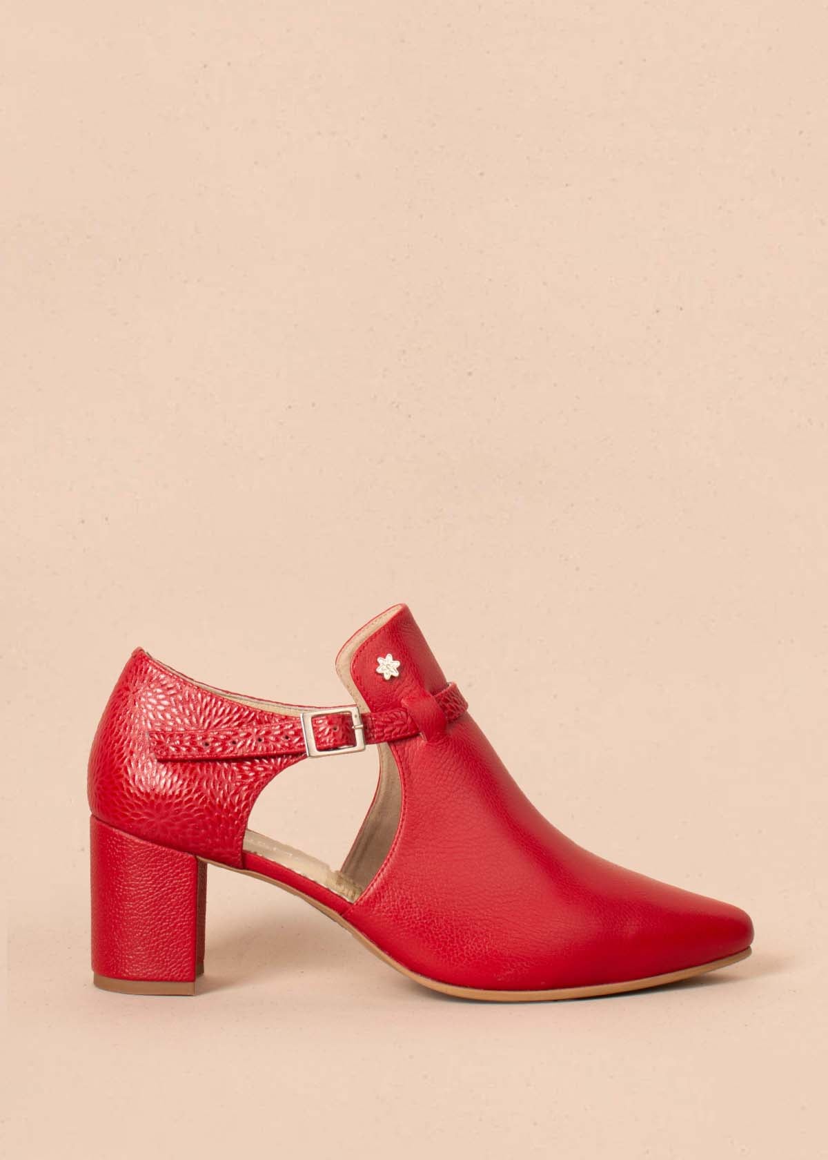 Botines en cuero color rojo con folia en talón y correa 104450