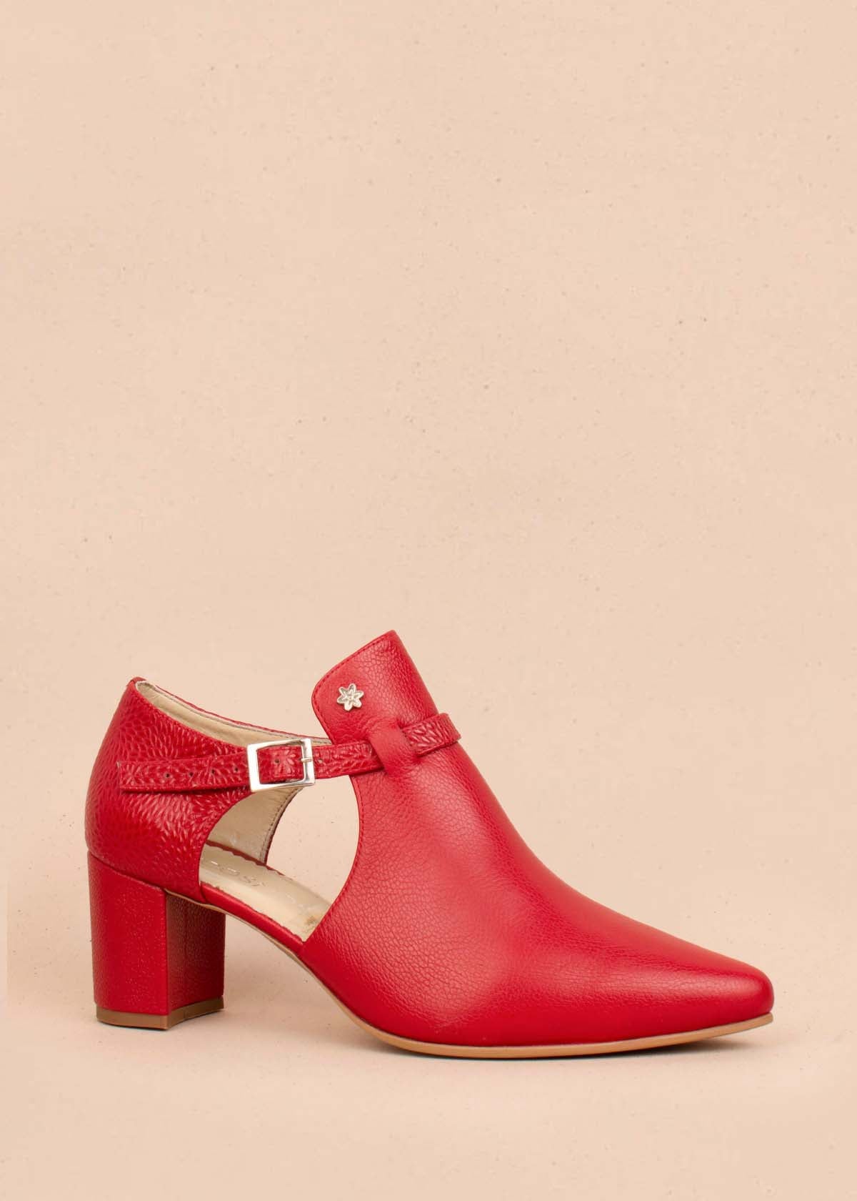 Botines en cuero color rojo con folia en talón y correa 104450