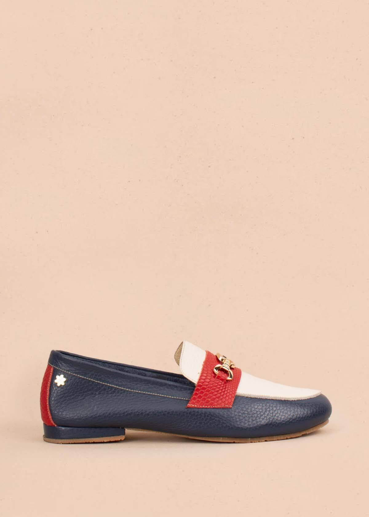 Mocasines en cuero color azul con antifaz rojo y aplique dorado 104452